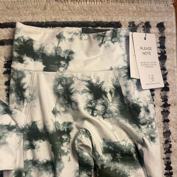 Top notch bra (XL) & peach booty leggings (M) in green/white tie die - Picture 3 of 9